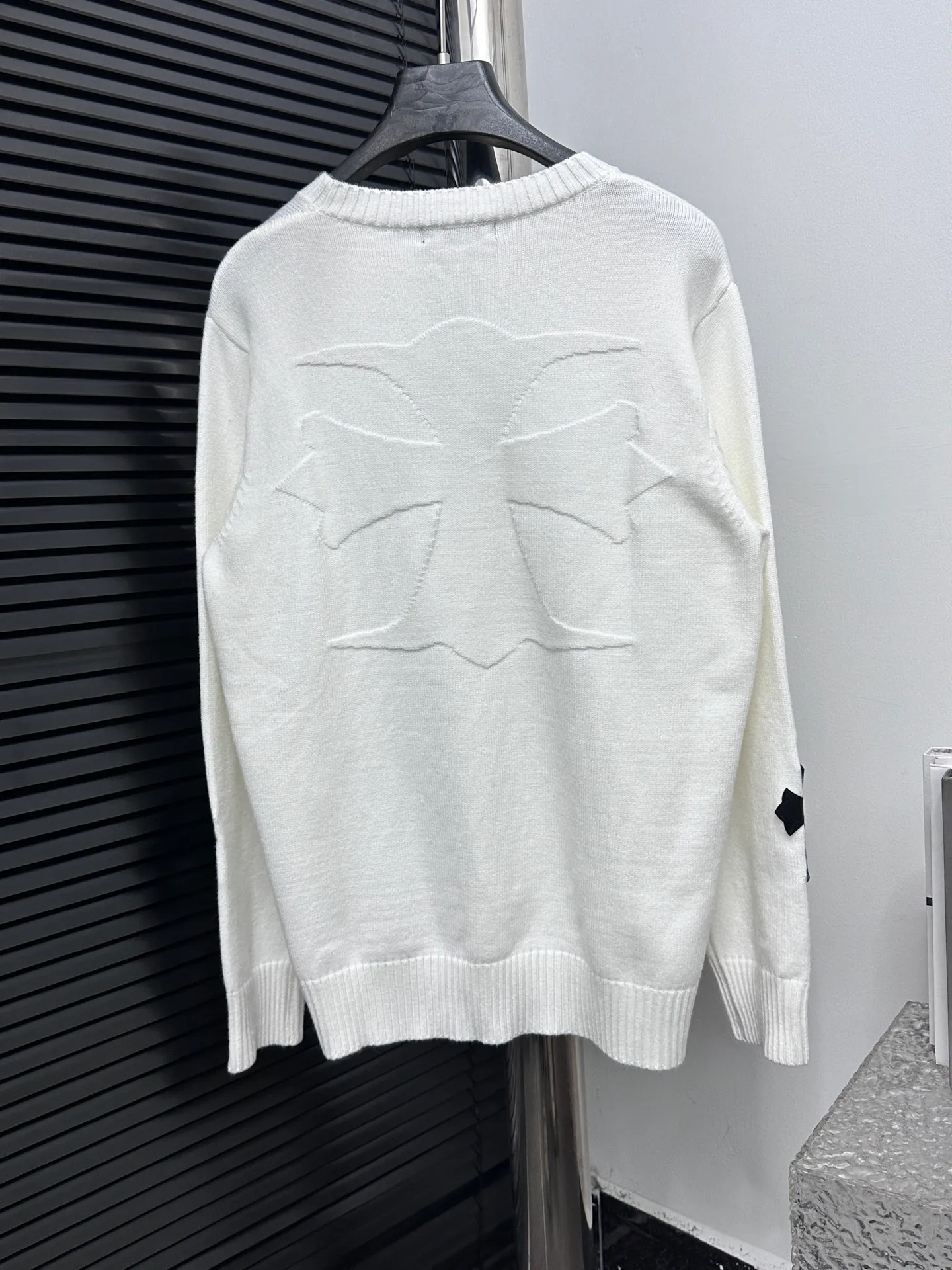 ￼ P250 【Chrome Hearts】Chrome Hearts' new cross-knitted jacquard appliquéd crew neck sweater. Contains 20% wool. The item is made of custom-dyed and custom-spun yarn and purchased from the original version. A full set of customized accessories. Details determine success or failure. A new model for autumn and winter. It is soft and delicate and does not tie the body. The upper body effect is very nice. Loose fit. Same style for men and women. Color: White Black Size: S-L